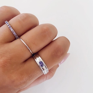 Ensemble de trois bagues empilables avec pierre violette et anneaux en argent