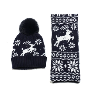 Ensemble bonnet et écharpe en tricot bleu marine avec motifs rennes et pompon en fourrure