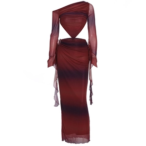 Détail du tissu mesh dégradé rouge et noir avec côté froncé et bordure à volants
