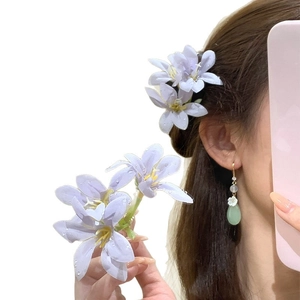 Pince à cheveux à fleurs lavande et boucles d'oreilles pendantes gouttes vertes