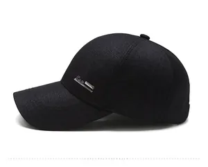 Détail de la casquette noire avec logo CAP métallique et texture textile fine sur le côté