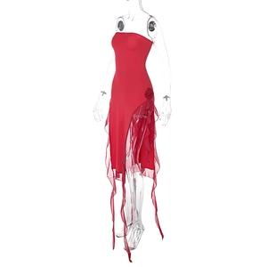 Détail d'une robe rouge sans bretelles avec fleur 3D et ourlet fendu à volants élégants