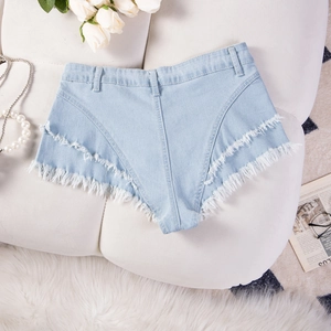 Dettaglio di pantaloncini in denim a vita alta con orli sfrangiati e lavaggio blu chiaro