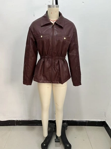 Detailansicht der burgunderroten Kunstlederjacke mit Stehkragen und Goldknopf-Taschen