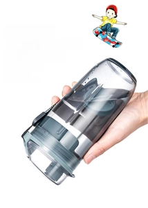 Détail de la conception étanche du shaker de sport avec dragonne de transport grise