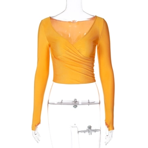 Vue détaillée du haut orange à col en V profond avec manches longues froncées sur mannequin