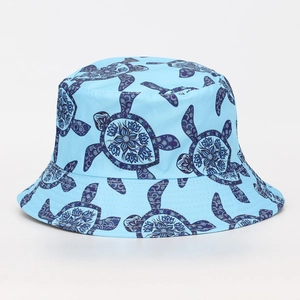 Detalle de sombrero de pescador azul claro con estampado de tortugas azul marino y lila
