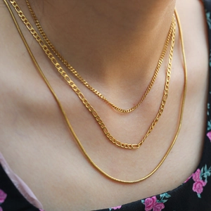 Ensemble de trois colliers dorés en acier inoxydable avec mailles gourmette et serpent