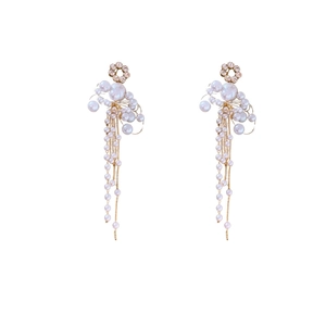 Boucles d'oreilles fleuries style français avec perles blanches et pompons dorés