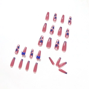 Faux ongles ballerine rose et bleu avec motifs de cœur et nœuds papillon 3D bleus