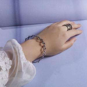 Regenbogenfarbenes Metall-Ring- und Armband-Set, getragen von Model mit Spitze