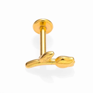 Gros plan d'un piercing labret en acier 316L doré avec motif de bouton de rose et feuille