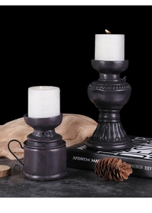 Détail de bougeoirs en résine noire vintage avec texture rustique et design de colonne