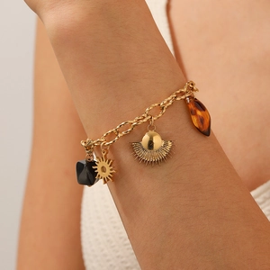 Bracciale vintage in acciaio inossidabile dorato con ciondoli sole e forme geometriche