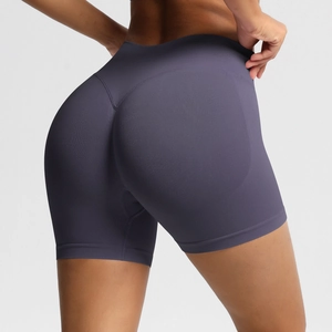 Détail de dos du short de fitness sans couture taille haute avec effet push-up et tissu côtelé