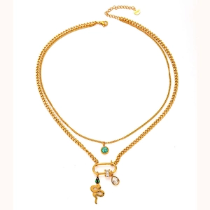 Dettaglio della collana a due strati in titanio dorato con ciondolo a serpente e turchese