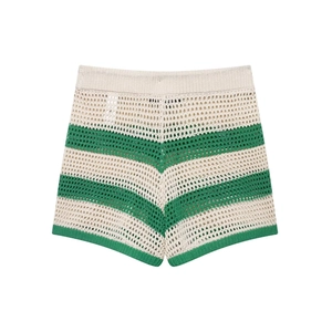 Detailansicht der grün-weiß gestreiften Häkelshorts mit hohler Stricktextur im Fokus