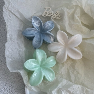 Floral acetate hair claws in pastel marble colors for a sweet summer style look