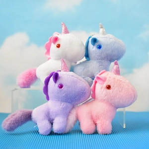 Eine Kollektion von vier weichen Plüsch-Einhorn-Schlüsselanhängern in verschiedenen Farben.