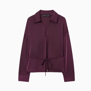 Elegante camicia bordeaux in raso a maniche lunghe con scollo a V e cintura in vita