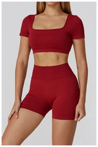 Vorderansicht von nahtlosem dunkelrotem Yoga-Set mit Rückenausschnitt und Rippdetails