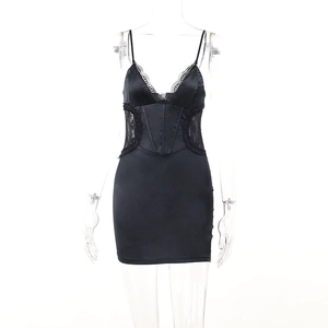 Détail de dentelle noire et corsage en satin sur une robe courte à bretelles ajustée