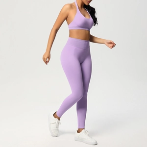 Dettaglio del set yoga lavanda con reggiseno sportivo allacciato al collo e leggings