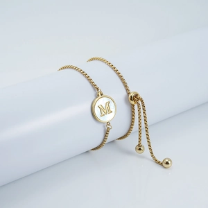 Bracelet en acier titane plaqué or 18K avec pendentif lettre M en nacre et chaîne ajustable