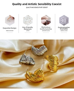 Detailansicht der polierten Kupfer-Knotenohrringe in Gold- und Silber-Optik