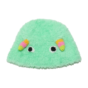 Détail du chapeau monstre en peluche vert menthe avec cornes colorées et grands yeux