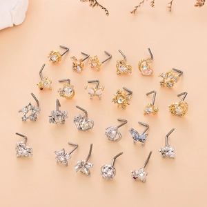 Dettaglio di 24 piercing al naso assortiti in oro e argento con intarsi in zircone