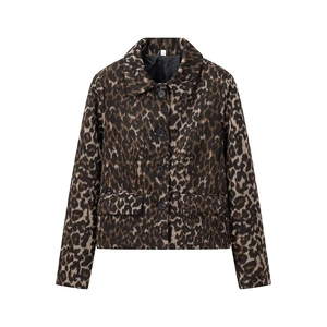 Giacca leopardata alla moda da donna con colletto a rever e tasche a pattina