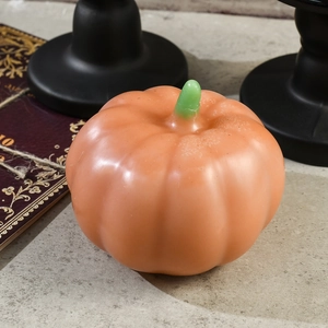 Dettaglio di candela a forma di zucca arancione realistica per decorazioni di Halloween