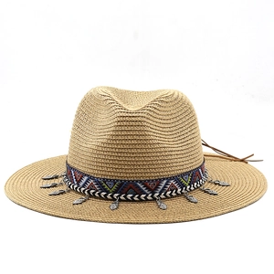 Détail chapeau de paille Fedora avec ruban ethnique, pendentifs feuilles et glands