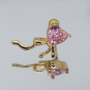 Primo piano di orecchino a perno dorato con zircone a cuore rosa e fiocco delicato
