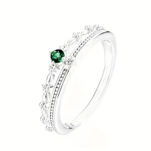Vue détaillée de la bague double couche en argent avec gemme verte et couronne
