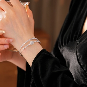 Vue détaillée d'un bracelet fleur en zircon à double couche argenté sur le poignet
