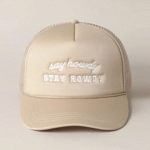 Casquette trucker en maille avec broderie STAY ROWDY et détail de corde tressée chic