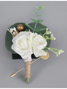 Détail de boutonnière rose blanche artificielle avec eucalyptus et corde de chanvre