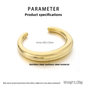 Vue détaillée d'un bracelet jonc en C en acier inoxydable plaqué or 18 carats 62x13mm