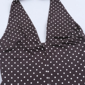 Gros plan du col licou marron à pois blancs avec détails de coutures délicates