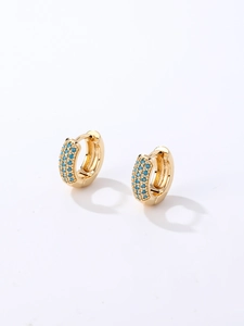 Vue détaillée des boucles d'oreilles créoles dorées 18K avec pierres bleu turquoise