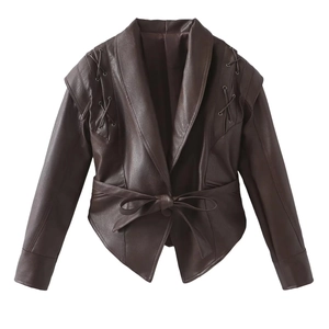 Detail der dunkelbraunen Kunstlederjacke mit Taillenschnürung und Schnürung an der Schulter