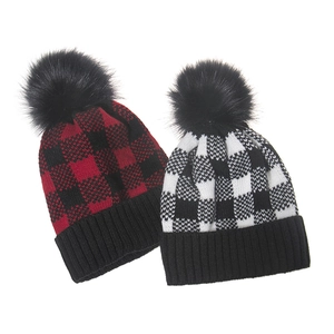 Winter-Strickmützen für Kinder mit Karomuster und großen Pompons in Rot und Schwarz