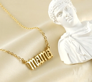 Détail du pendentif doré 'mama' de style gothique sur soie avec une statue classique