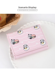 Dettaglio del portafoglio rosa in finta pelle con stampe di panda carini su un vassoio