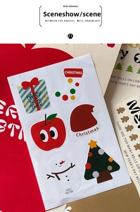 Vue détaillée d'autocollants de Noël avec bonhomme de neige, sapin et boîtes de cadeaux