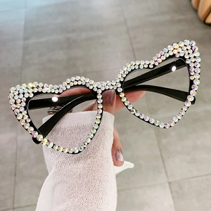 Occhiali da sole a cuore con cristalli scintillanti e montatura oversize nera vintage