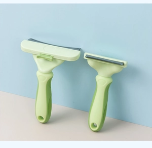 Set di due spazzole per animali domestici con manici ergonomici verdi e denti in metallo