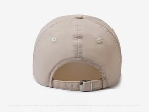 Detail der beigen Baseballkappe mit verstellbarem silbernem Metallschnallenverschluss